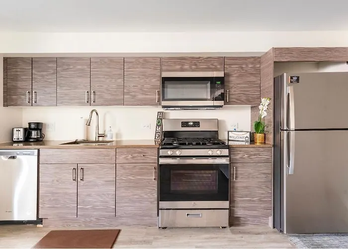 Cozy 2 Brm Apartment Mins Away From United Center