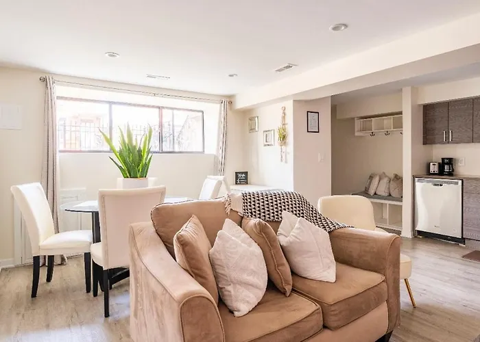 Cozy 2 Brm Apartment Mins Away From United Center