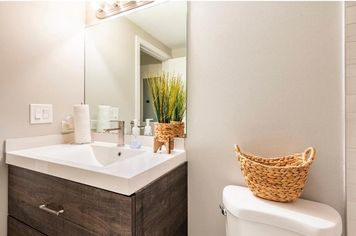 Cozy 2 Brm Mins Away From United Center Appartement *
